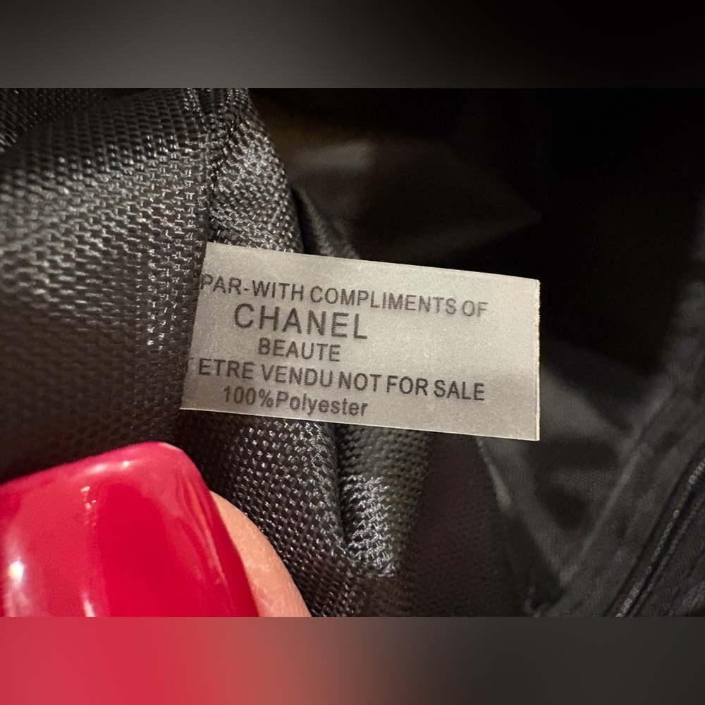 CHANEL White Quilted Accessory bag VIP gift bag - Picture 6 of 6